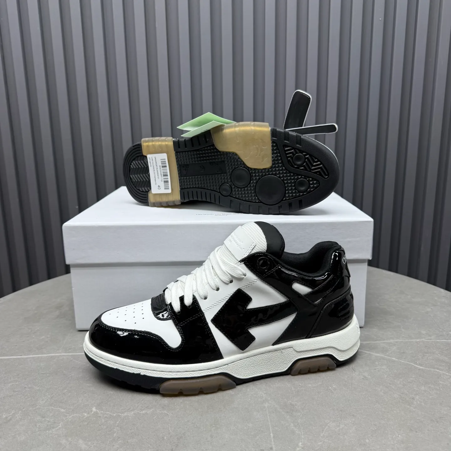 【off- white】P: 620💰Couple model👫, Size: 35-44 (Customized for men 38.45.46) High-quality version👊 "Out of office" series original molding, original lasting, production process 1:1 Original ➰OFF GRAY WHITE OW ➰ First-layer cowhide Imported skin-friendly and environmentally friendly polyester mesh Original molding high elastic and environmentally friendly molding pad Made with the original lasting process. The original molded rubber outsole (never yellows and deforms) has a super correct shape, bright color and strong three-dimensional effect👍. Packaging💯Full set of packaging synchronized with the official website (branded paper, certificate of quality, branded cloth bag)